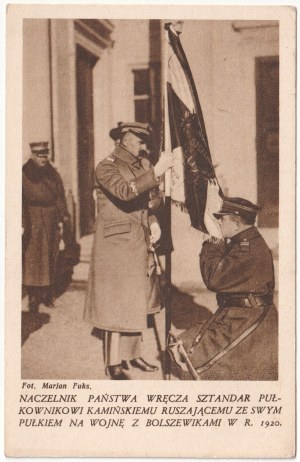 Jozef Pilsudski, náčelník generálního štábu, předává prapor