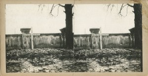 [Stereoscopic photograph] Blonie near Warsaw. German grave near the church [WWI].