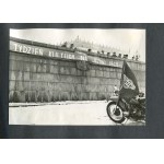 [fotografia] Album z oryginalnymi fotografiami promującymi akcję Tydzień kultury na jezdni Warszawa 19‑26.04.1969 r.