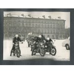 [fotografia] Album z oryginalnymi fotografiami promującymi akcję Tydzień kultury na jezdni Warszawa 19‑26.04.1969 r.