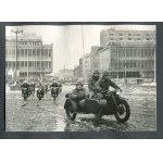 [fotografia] Album z oryginalnymi fotografiami promującymi akcję Tydzień kultury na jezdni Warszawa 19‑26.04.1969 r.