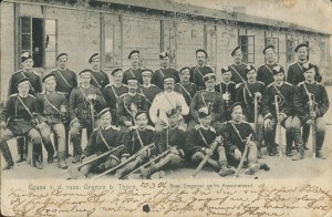 [Postcard] Greetings from the Russian border near Toruń. Russian dragoons in front of barracks (Gruss v. d. russ. Grenze b. Thorn Russ. Dragoner vor'm Kasernement) [1906].