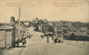 [Postcard] Kamieniec Podolski. Entrance through the Turkish bridge [1916].