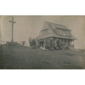 [Photograph] Gubałówka. Group of young people in front of the hostel [1938] [Zakopane].