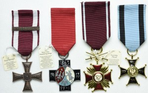 Replicas of decorations (7pcs).