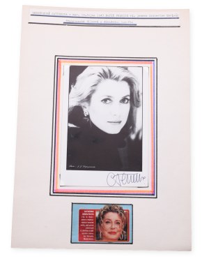 Catherine Deneuve (1943*) | Signature on photo