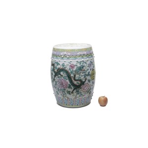 PORCELAIN SEAT FAMILLE ROSE WITH DRAGON AND PEONY MOTIF | CHINA, QING PERIOD (CHINA / CHINESE 19TH CENTURY)