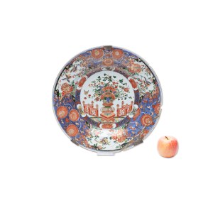 LARGE IMARI BOWL WITH RICH POLYCHROME DECORATION | JAPAN (JAPAN / JAPANESE 18TH-19TH CENTURY)