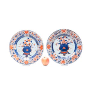 TWO KANGXI PORCELAIN PLATES | CHINA (CHINA / CHINESE 18TH CENTURY)