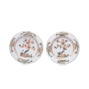 PAIR OF FAMILLE VERTE PORCELAIN PLATES WITH MAGNOLIA MOTIF | CHINA, QING DYNASTY, KANGXI PERIOD (CHINA / CHINESE 18TH CENTURY)