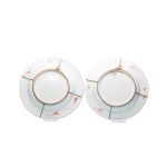 PAIR OF FAMILLE VERTE PORCELAIN PLATES WITH MAGNOLIA MOTIF | CHINA, QING DYNASTY, KANGXI PERIOD (CHINA / CHINESE 18TH CENTURY)