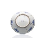 LARGE PORCELAIN PLATE WITH BLUE AND WHITE LANDSCAPE DECOR | CHINA (CHINA / CHINESE 19TH-20TH CENTURY)