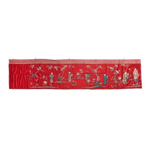 DECORATIVE CHINESE TEXTILE PANEL ON A RED SILK BACKGROUND, RICHLY DECORATED WITH MULTI-COLORED EMBROIDERY WITH FIGURAL MOTIFS. | CHINA (CHINA / CHINESE LATE QING DYNASTY (19TH CENTURY))