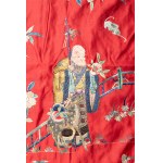 DECORATIVE CHINESE TEXTILE PANEL ON A RED SILK BACKGROUND, RICHLY DECORATED WITH MULTI-COLORED EMBROIDERY WITH FIGURAL MOTIFS. | CHINA (CHINA / CHINESE LATE QING DYNASTY (19TH CENTURY))