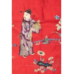 DECORATIVE CHINESE TEXTILE PANEL ON A RED SILK BACKGROUND, RICHLY DECORATED WITH MULTI-COLORED EMBROIDERY WITH FIGURAL MOTIFS. | CHINA (CHINA / CHINESE LATE QING DYNASTY (19TH CENTURY))