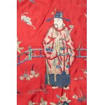 DECORATIVE CHINESE TEXTILE PANEL ON A RED SILK BACKGROUND, RICHLY DECORATED WITH MULTI-COLORED EMBROIDERY WITH FIGURAL MOTIFS. | CHINA (CHINA / CHINESE LATE QING DYNASTY (19TH CENTURY))
