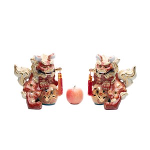 A PAIR OF DECORATIVE SHISA (SHI SHI) STATUES MADE OF KUTANI PORCELAIN | JAPAN (JAPAN / JAPANESE 20TH CENTURY)