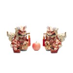 A PAIR OF DECORATIVE SHISA (SHI SHI) STATUES MADE OF KUTANI PORCELAIN | JAPAN (JAPAN / JAPANESE 20TH CENTURY)