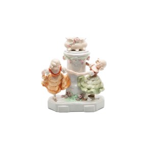 CERAMIC VASE WITH FIGURAL DECORATION OF CHILDREN AT A FLOWER COLUMN | AUSTRIA-HUNGARY (AUSTRIA-HUNGARY / AUSTRO-HUNGARIAN AROUND 1910)