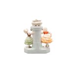 CERAMIC VASE WITH FIGURAL DECORATION OF CHILDREN AT A FLOWER COLUMN | AUSTRIA-HUNGARY (AUSTRIA-HUNGARY / AUSTRO-HUNGARIAN AROUND 1910)