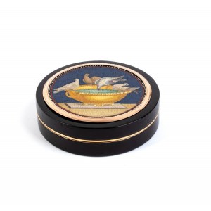 Gold and tortoiseshell snuff box with micromosaic