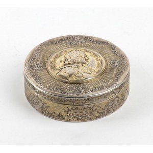 Russische silberne Schnupftabakdose mit Medaille zur Erinnerung an die Unterzeichnung des Vertrags von Nystad im Jahr 1721