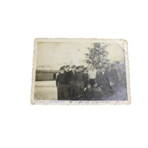 Fotografie - bývalí vězni/kolonie po táboře, oblast Osvětimi (Brzezinka), 40. léta 20. století.