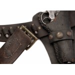 Revolver Colt model 1877 (Thunderer) s pouzdrem, nábojovým pásem a soudkem na střelný prach