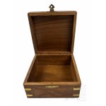 Boîte en bois avec ferrures et ancre en métal
