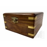 Boîte en bois avec ferrures et ancre en métal
