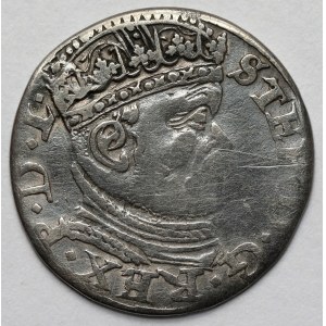 Stefan Batory, Trojak Ryga 1586 - duża głowa, ozdobny czepiec