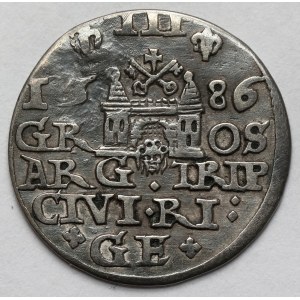 Stefan Batory, Trojak Ryga 1586 - duża głowa, ozdobny czepiec