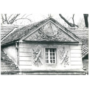 CZERNIEJEWO. Zegar słoneczny na wozowni pałacu w Czerniejewie, lata 70. XX w.