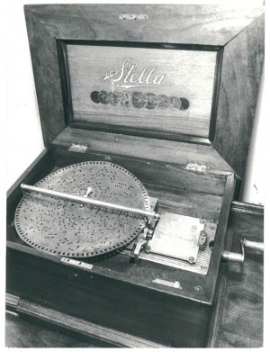 MANIQUES. Joseph Wybicki Museum, turntable, 1993.