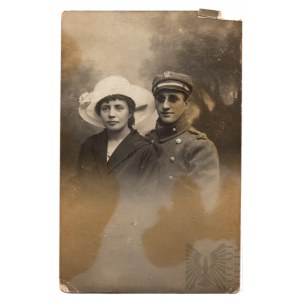 1 WW - Portrétní fotografie legionáře s manželkou (viditelná orlice, knoflíky atd.)