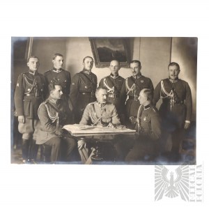 II RP Fotografie Józef Piłsudski a B. Wieniawa Długoszowski obklopeni důstojníky polské armády