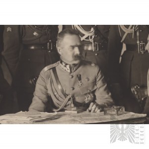II RP Fotografie Józef Piłsudski a B. Wieniawa Długoszowski obklopeni důstojníky polské armády