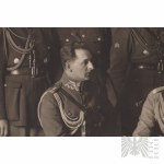 II RP Fotografie Józef Piłsudski a B. Wieniawa Długoszowski obklopeni důstojníky polské armády
