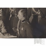 II RP Fotografie Józef Piłsudski a B. Wieniawa Długoszowski obklopeni důstojníky polské armády