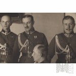 II RP Fotografie Józef Piłsudski a B. Wieniawa Długoszowski obklopeni důstojníky polské armády