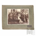 [PIŁSUDSKI AUTOGRAPH] II RP Photograph of Józef Piłsudski in the Surrounding of Officers by Karol Pęcherski. Belvedere Warsaw