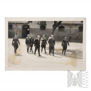 II RP Fotografia Grupa Oficerów przy Koszarach