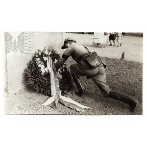 II RP - Fotografia Złożenie Kwiatów pod pomnikiem - Związek Oficerów Rezerwy (POW)