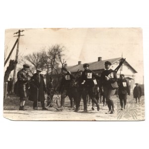 II RP - Fotografia Marsz Szlakiem I Kompanii Kadrowej (?) - Uczestnicy w Legionowych Maciejówkach