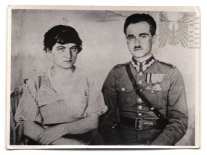 II RP Fotografie důstojníka s partnerem vyznamenaného křížem za statečnost Virtuti Militari