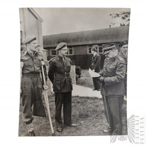 PSZnZ Press Photo of General Haller Honours the Rounded (Tisková fotografie generála Hallera)