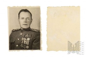 Fotografie sovětského důstojníka vyznamenaného křížem za statečnost a Virtuti Militari z 2. světové války