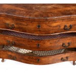 Italian chest of drawers in walnut, Louis XV