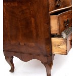 Italian chest of drawers in walnut, Louis XV