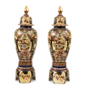 A pair of large Chinese potiches